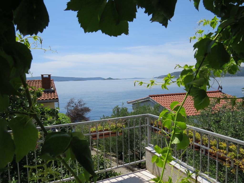 Apartments Lovric - 30 Meters To The Beach Трогир Екстериор снимка