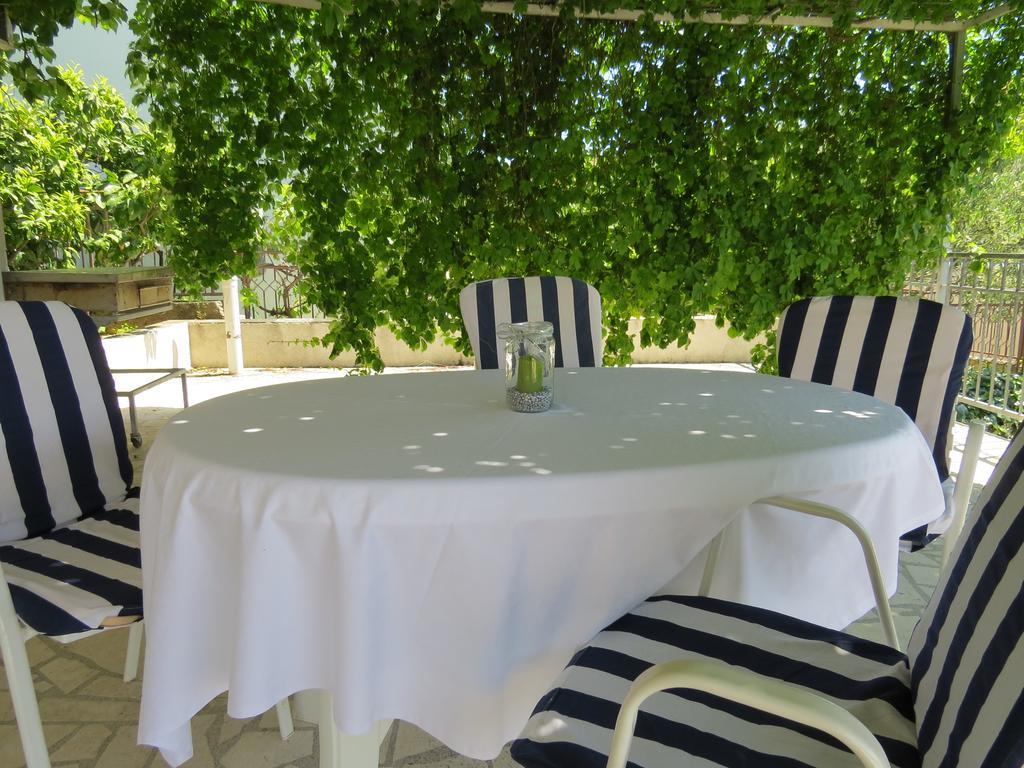 Apartments Lovric - 30 Meters To The Beach Трогир Екстериор снимка