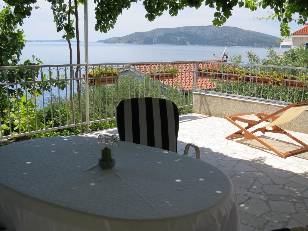 Apartments Lovric - 30 Meters To The Beach Трогир Екстериор снимка