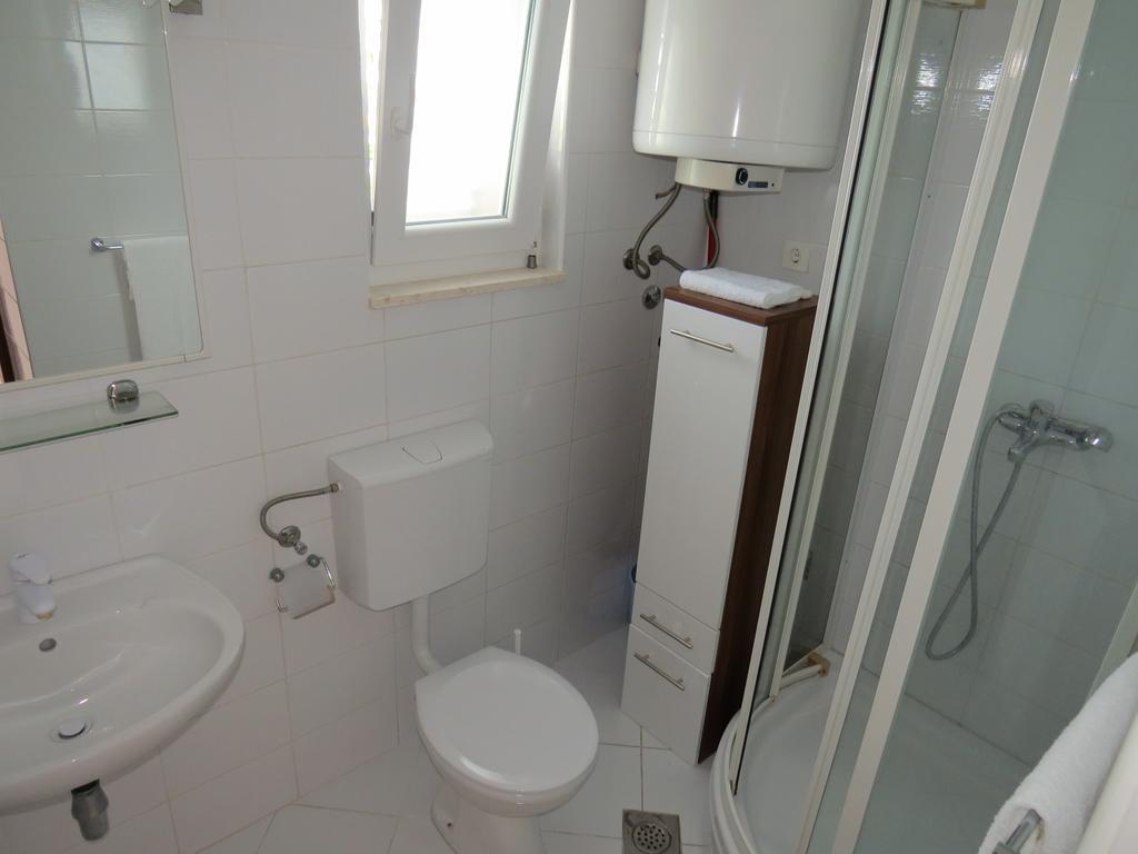 Apartments Lovric - 30 Meters To The Beach Трогир Екстериор снимка