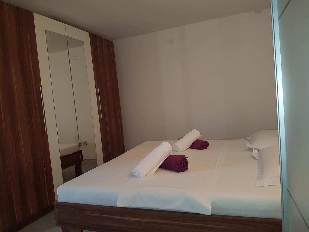 Apartments Lovric - 30 Meters To The Beach Трогир Екстериор снимка
